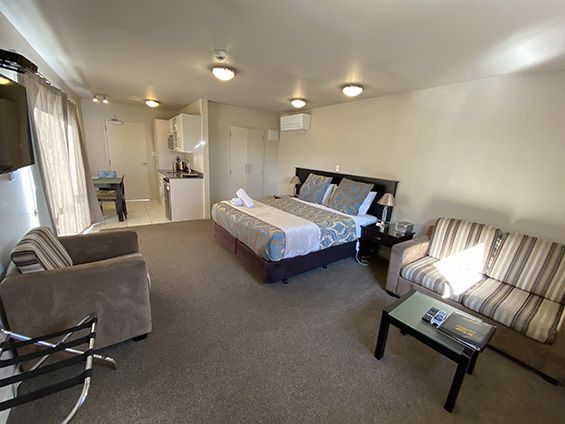 executive/honeymoon suite bed